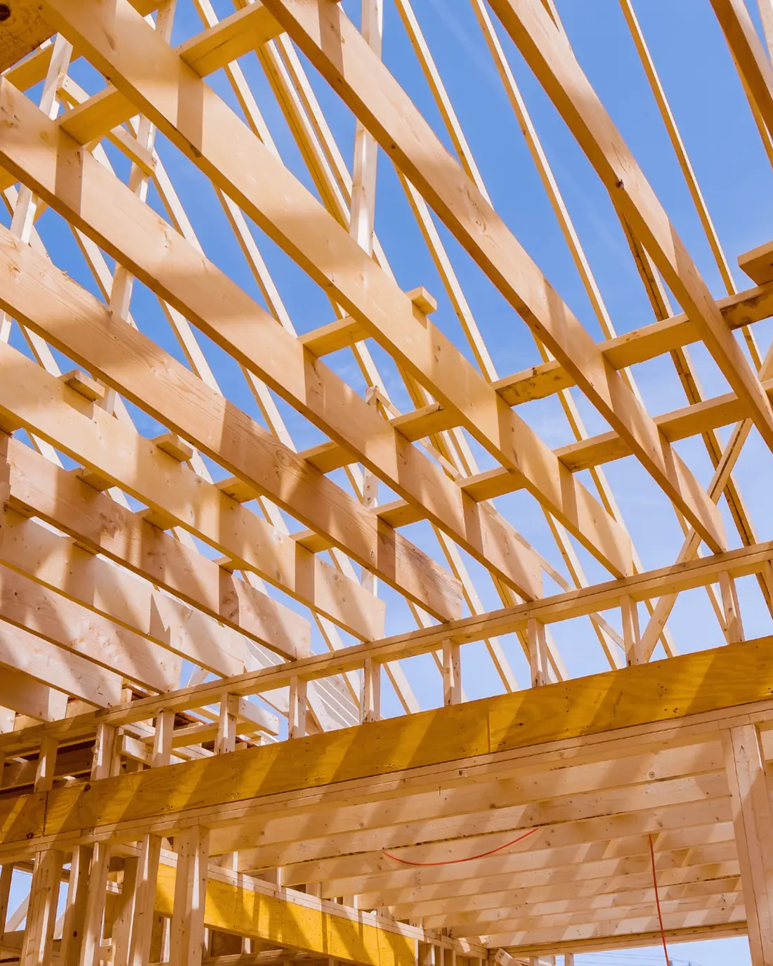 Dachstuhl aus Holz vor blauem Himmel