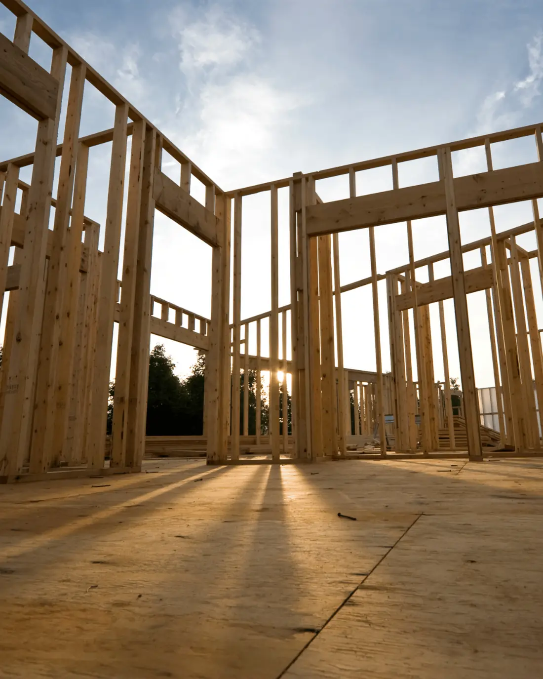 Holzrahmenbau im Sonnenuntergang
